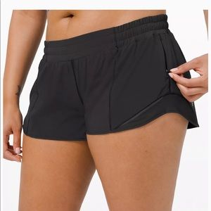lululemon hotty hot 2.5 in black shorts!